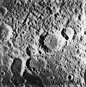 Кратер Перельман (в центральной области) и Bowditch (слева внизу) фото с корабля Аполлон-15 (фото NASA)