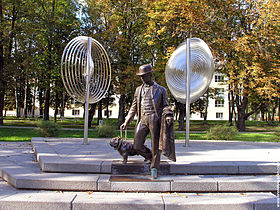 Pavel Dubrovin statue Daugavpils 092011.jpg