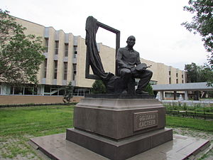 Памятник А. Кастееву перед зданием музея.