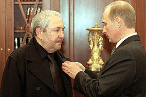 В. В. Путин вручает Э. И. Неизвестному Орден Почёта, октябрь 2000