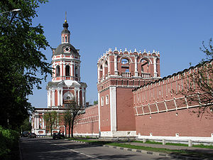 Западная стена Донского монастыря, на заднем плане надвратная колокольня